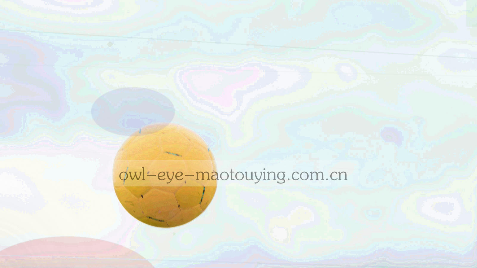 夜间球场灯光照亮深色看台，远处有微弱的琥珀色数据屏光